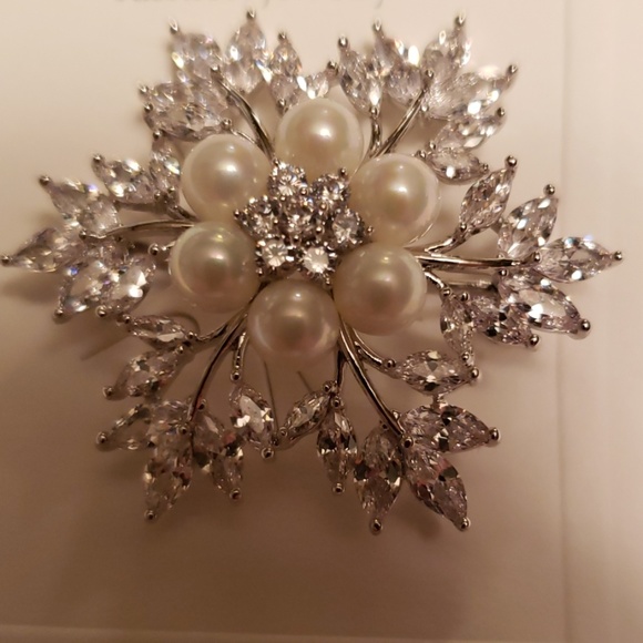 Brooch - Picture 1 of 3